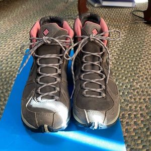 Columbia Boots w box. Almost new